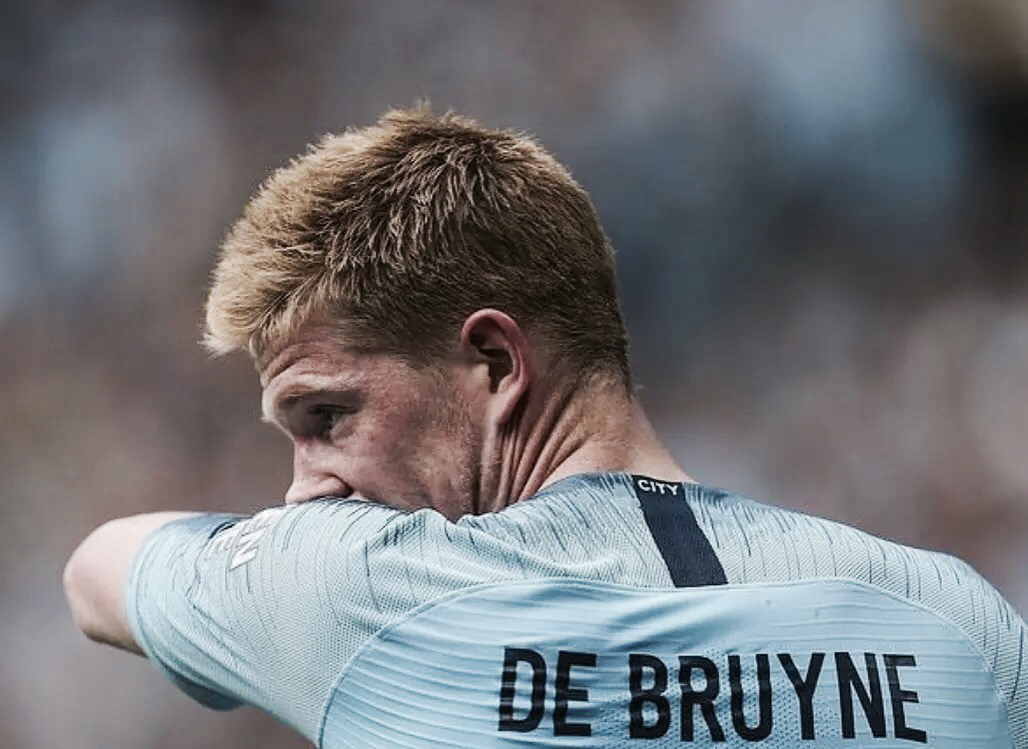 马赫雷斯和知名说唱歌手一同出镜，展示阿尔及利亚队新球衣