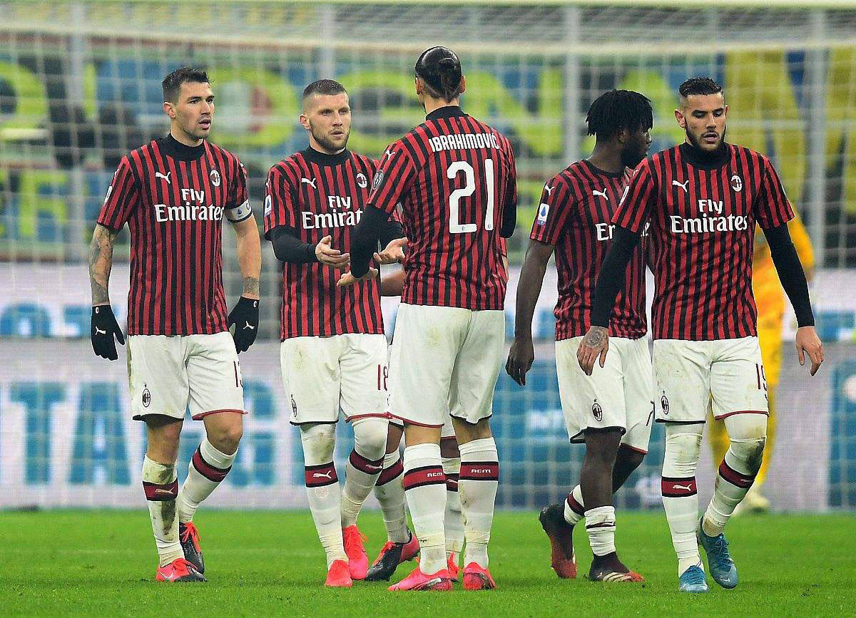 最快百球先生！哈兰德领取英超100球纪念球