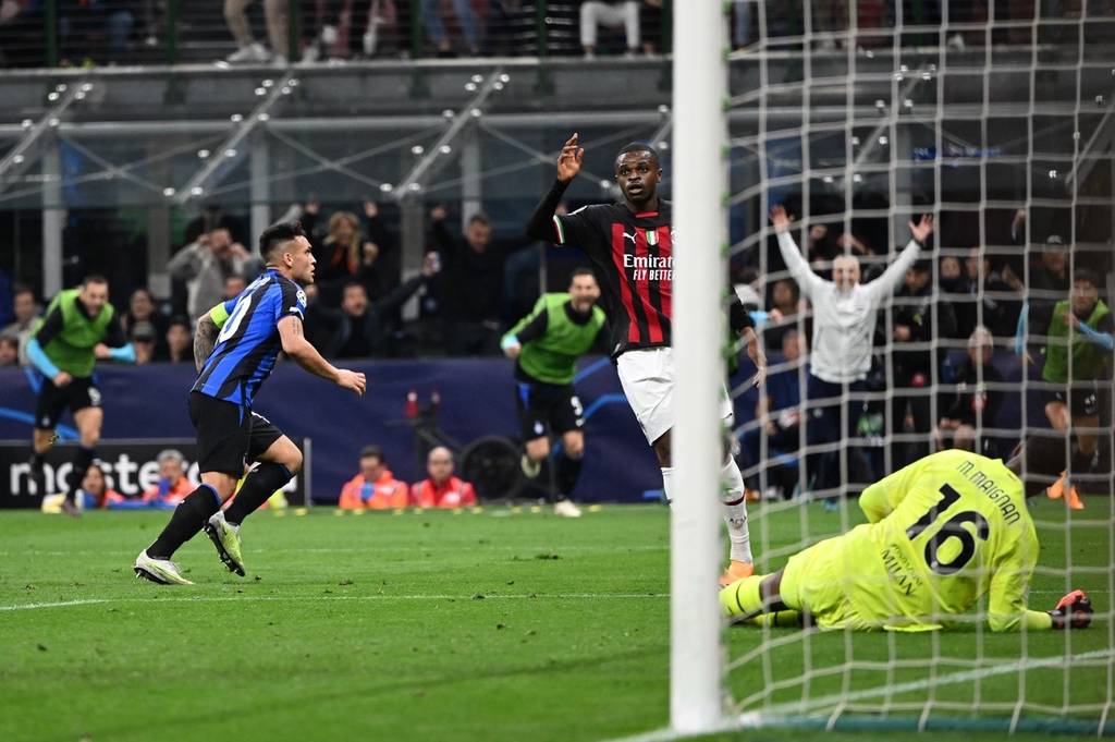 鱼缸论继续！霍伊伦双响助球队回榜首，头顶脚踢荣膺全场最佳