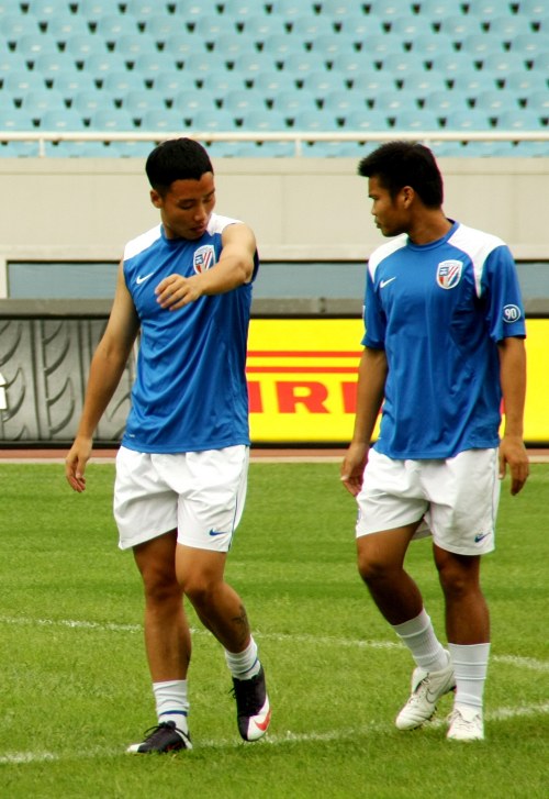 詹姆斯末节连得10分+致命抢断，湖人112-108险胜76人，40岁传奇再创历史纪录