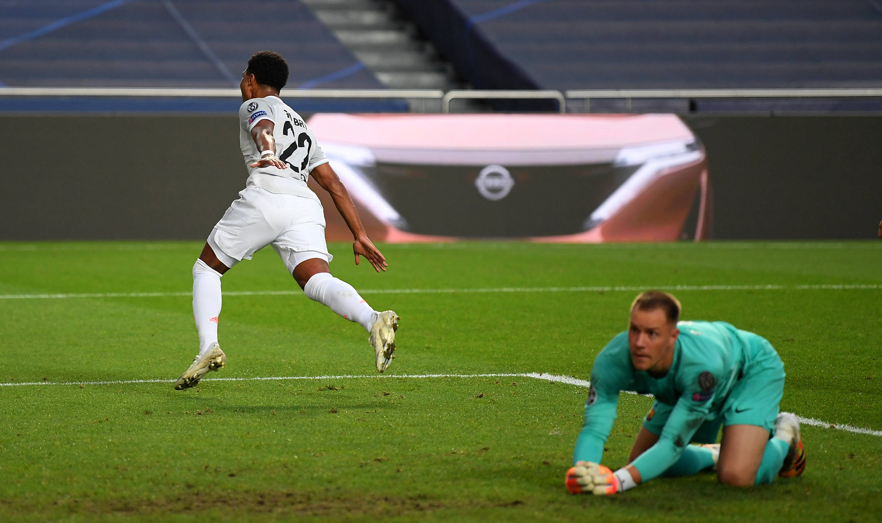 持续发力！萨林杰送长传 胡明轩助张昊上篮将分差拉开到20分以上