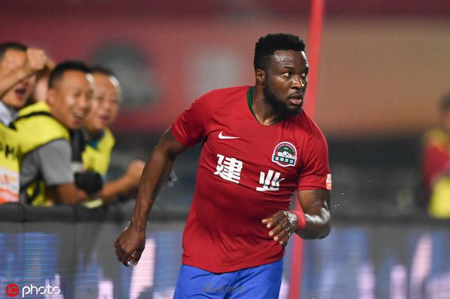 告别队长，热刺球员赛后在球场上将孙兴慜高高抛起