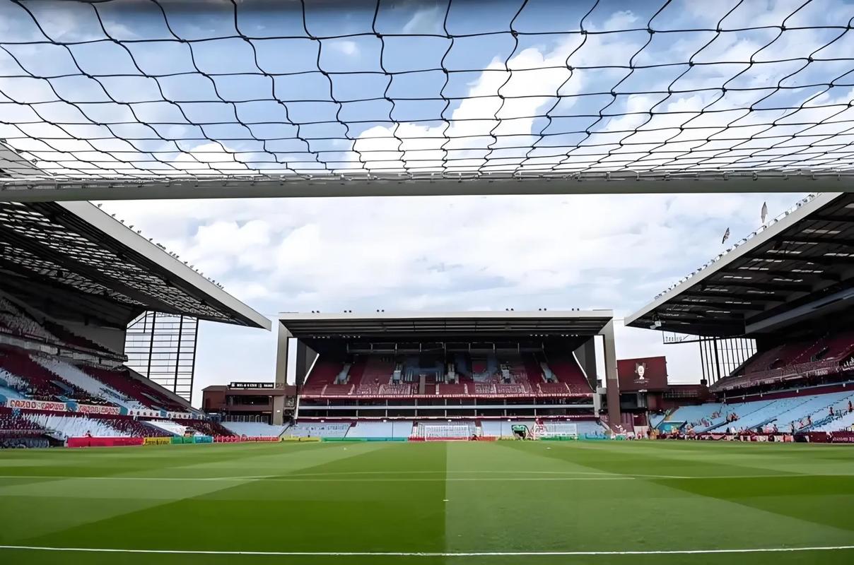 巴萨欧冠大名单：特狮回归，莱万、亚马尔、拉菲尼亚领衔锋线（巴萨欧冠名单出炉：特尔施特根复出，莱万、亚马尔、拉菲尼亚坐镇锋线）