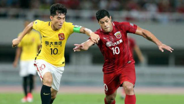 太阳报：麦克托米奈领意甲最佳球员奖，被女友透视着装抢风头（太阳报：麦克托米奈荣膺意甲年度最佳，女友透视造型成焦点）