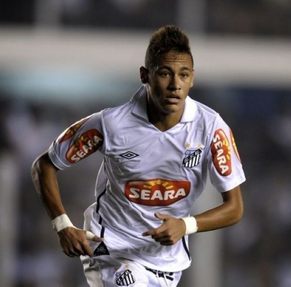 弗拉格，他的篮球之路充满了挑战与奋斗，他的努力和才华始终未曾被埋没。（挑战与拼搏相随，弗拉格的篮球之路上努力与才华从未被埋没）